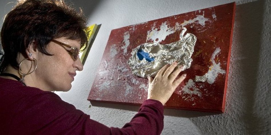 Foto německé nevidomé malířky Silji Korn.